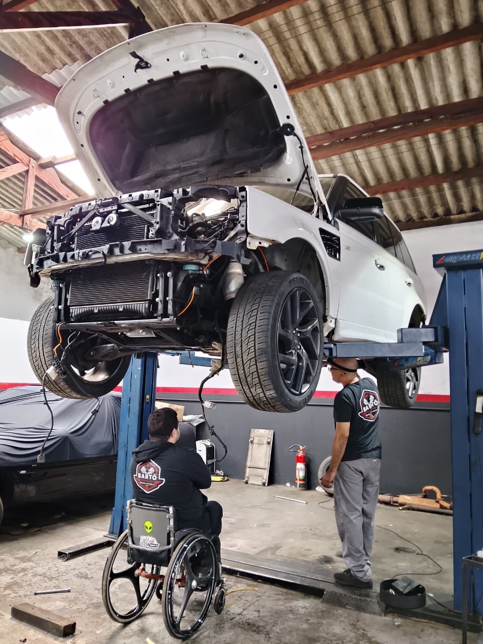 Bart&ocirc; Garage na reconstru&ccedil;&atilde;o e manuten&ccedil;&atilde;o de transmiss&atilde;o de SUV no elevador