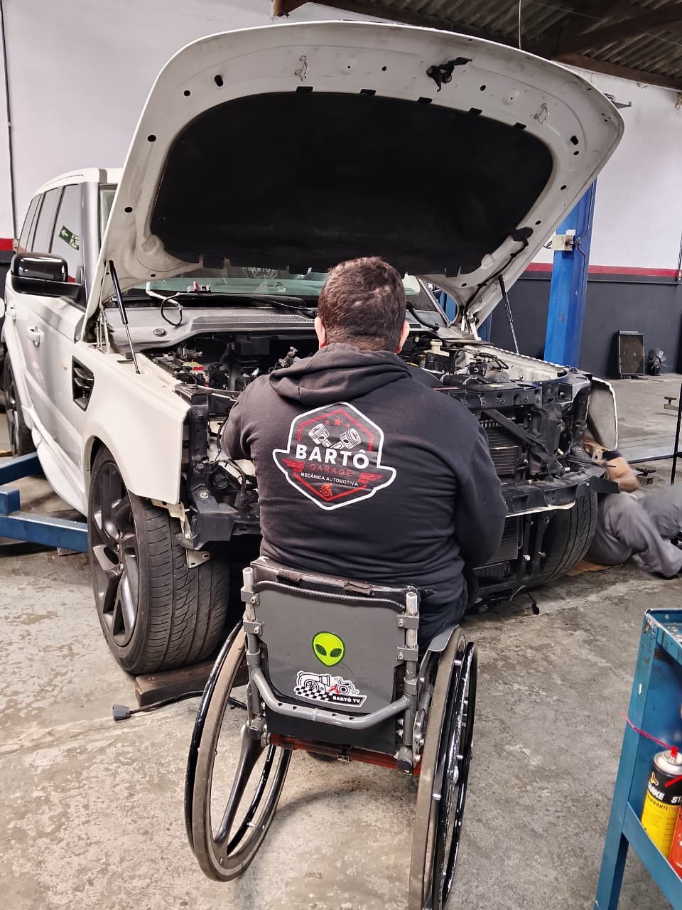 Bart&ocirc; executando revis&atilde;o geral preventiva no motor e componentes